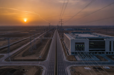 Illustration of Les centres de données d'IA bénéficient désormais d'une voie rapide imposée par le gouvernement pour accéder au réseau électrique